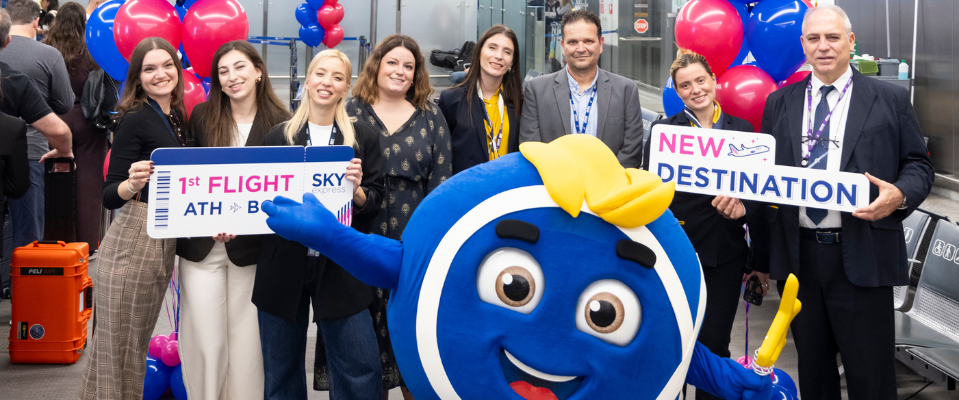 Les équipes de SKY express et de l’aéroport avec des pancartes pour le premier vol vers Barcelone